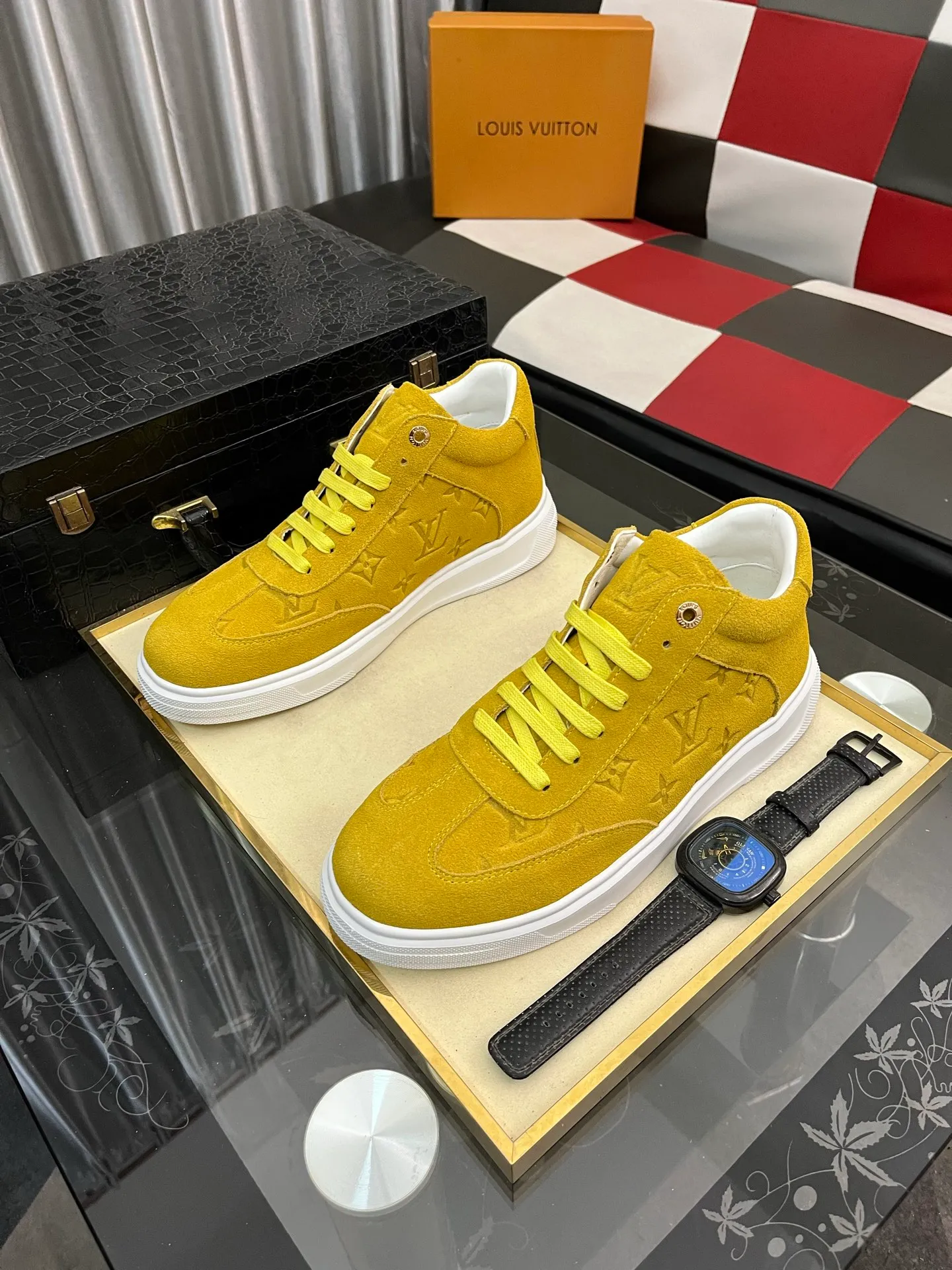 Ex-factory price: 420⌚️⌚️《Louis vuitton/LV Louis Vuitton》original quality.~ Unique modern style sneakers. 🏃A must-have casual shoe for trendy men😍😍 Original brand imported from Italy, imported original leather, cowhide lining (refuses to discolor and grind feet) sole: original sole provided by the original factory, French lazy style design ⚠️Fit to the feet, original quality, super comfortable original sole. Code number: 38-443️⃣Colors available